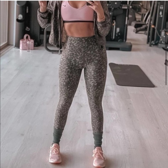 GOOD AMERICAN The Ferocious
Legging in Green and Pink Leopard
Print Large L - Picture 1 of 11